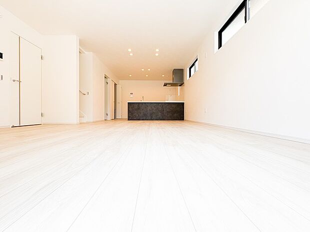 視界を遮るものがない、奥行きを感じる間取りが自慢です。キッチンの黒が空間を引き締め、モダンでスタイリッシュな印象を与えます。飽きのこないシンプルな美しさと、機能性を兼ね備えた住空間です。