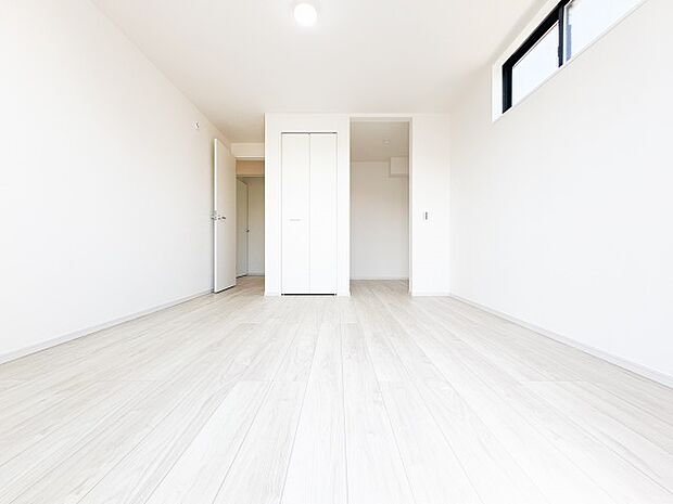 便利なクローゼットを完備し、衣類や生活備品をスッキリと片付けられます。お部屋の広さを有効に使えるため、居住スペースを常に美しく保てるのが魅力。整理整頓がしやすく、家事の時短にも繋がる設計です。