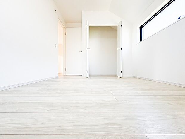 お子様部屋や趣味の部屋、ゲストルームなど、家族の成長や変化に合わせて多目的に活用できます。細部まで丁寧に仕上げられた内装が、日々の暮らしを上質なものへとランクアップさせてくれる住まいです。
