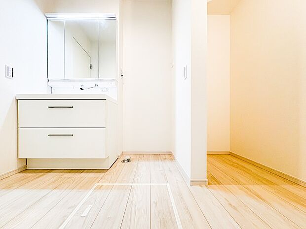 洗面台には大容量の引き出し収納を完備。タオルや掃除用品、ストック類をたっぷり保管できます。生活感が出がちな洗面周りも、充実の収納力で常に美しく整い、快適な暮らしをサポートいたします。