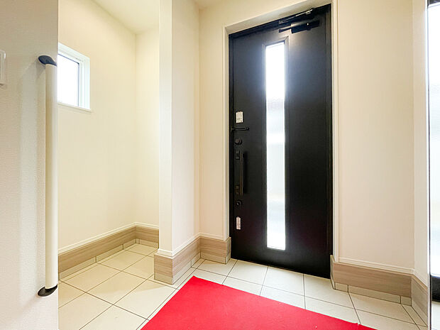 家の顔である玄関には、大容量のシューズボックスに加え、便利なシューズインクローゼット（SIC）を完備。