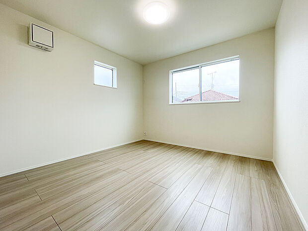 2階の各洋室は、お子様が個室を持ってもゆったり過ごせる6帖以上を確保。2面採光のデザインで、お勉強中も手元が明るく、心地よい風が通り抜けます。