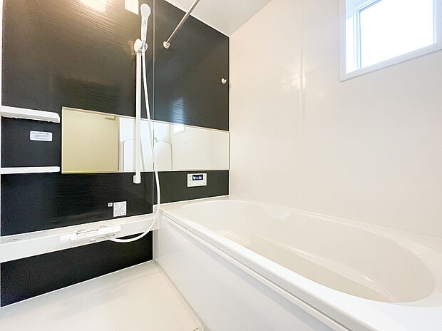 浴室には、雨の日のお洗濯や冬場の予備暖房に欠かせない「浴室換気乾燥暖房機」を標準装備。充実の設備が、家族の快適な暮らしをサポートします。