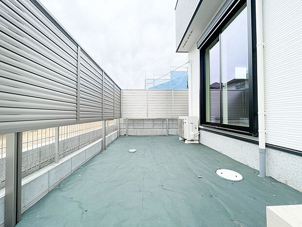 リビングからフラットに繋がる屋外スペースには、高めの目隠しフェンスを設置。外からの視線をしっかり遮るので、休日にお子様とプール遊びをしたり、お茶を楽しんだりする際もプライバシーをしっかり守ります。