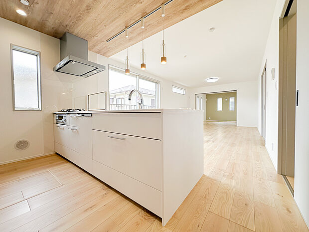 おしゃれなペンダントライトが空間のアクセントに。柔らかな光がキッチンを優しく照らし、デザイン性と実用性を兼ね備えた演出が魅力です。