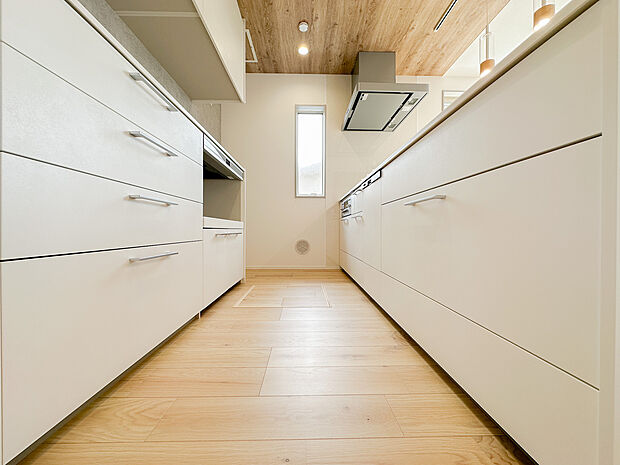 広々としたキッチンは作業スペースに余裕があり、家族や来客と一緒に料理を楽しめる設計。家事動線にも配慮された使いやすいレイアウトです。