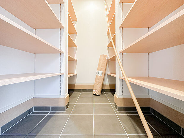 土間スペースを活用した大容量収納。アウトドア用品やベビーカーなども収納でき、日常の使い勝手を高める便利な設計です。