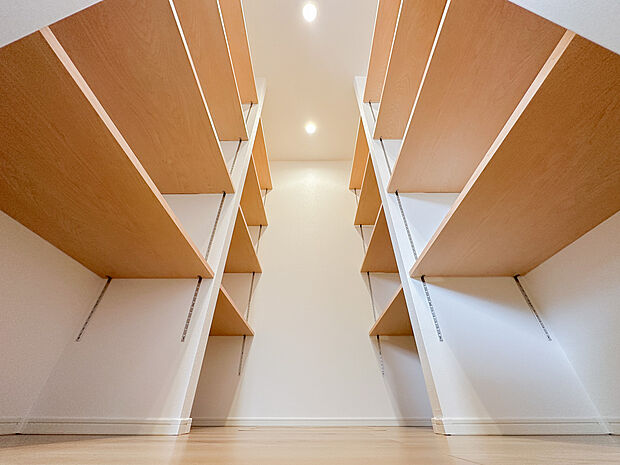 収納力の高いパントリー付きキッチン。調理器具や食品ストックをまとめて収納でき、キッチン周りをすっきりと保てます。