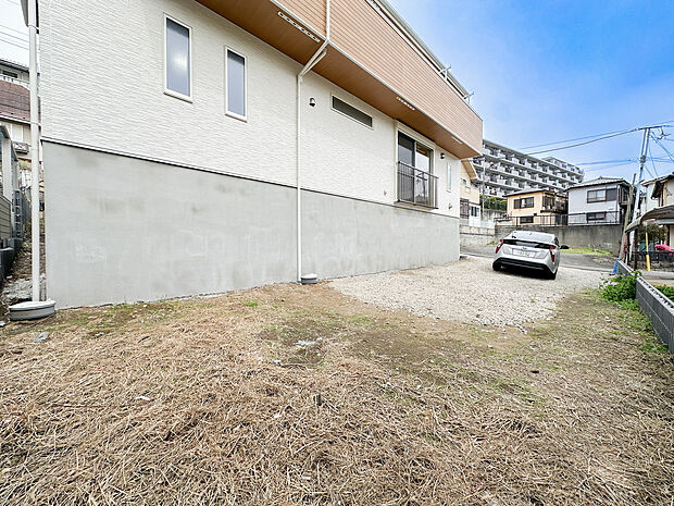 駐車スペースはゆとりある敷地で複数台駐車も可能。お庭としても活用できるので、おうち時間を充実できます。