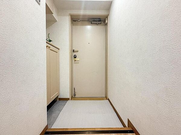 玄関は、家族の「いってきます」「ただいま」を優しく迎える場所。