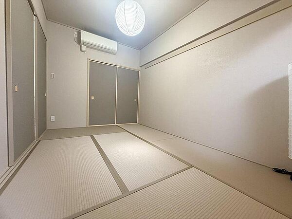 畳の香りが心地よい和室は、お子様の遊び場や寝室、客間など多目的に活用できます。家族でくつろげる、落ち着いた空間です。