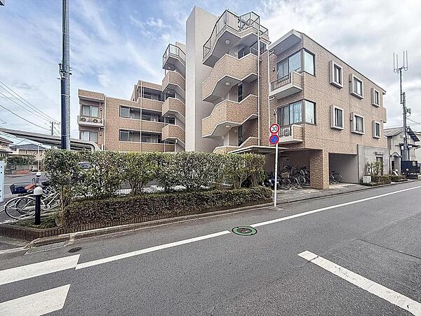 落ち着いた雰囲気の街並みに佇む、洗練された外観のマンションです。ご家族の新しい暮らしをここから始めませんか。