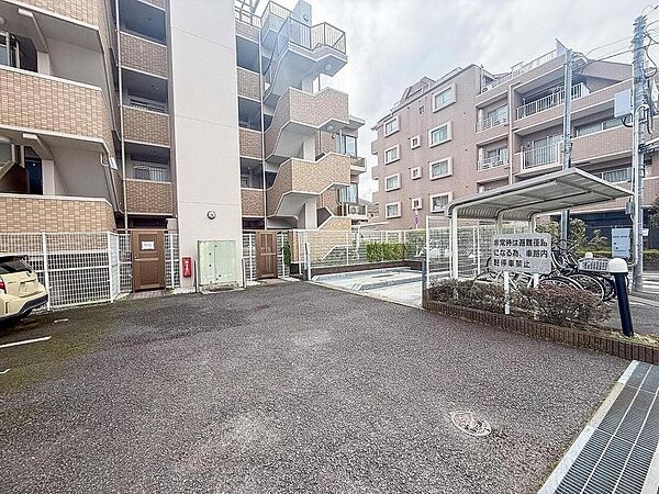 駐車場と屋根付き駐輪場を完備しており、家族の移動もスムーズ。快適な毎日をサポートします。