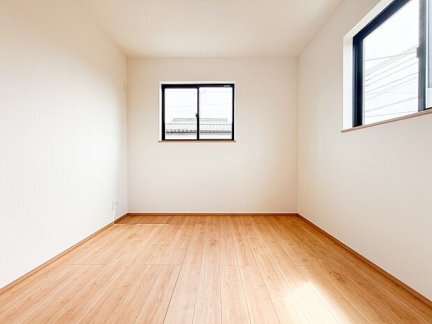 ゆとりある広さの居室は、家具の配置がしやすく使い勝手の良い空間です。採光も良好で、生活スタイルに合わせて自由にレイアウトできます。