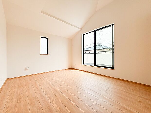 明るく広々とした子供部屋。採光が良好で勉強に集中しやすい環境が整っています。成長に合わせてレイアウトを変えやすい使い勝手の良い空間でございます。