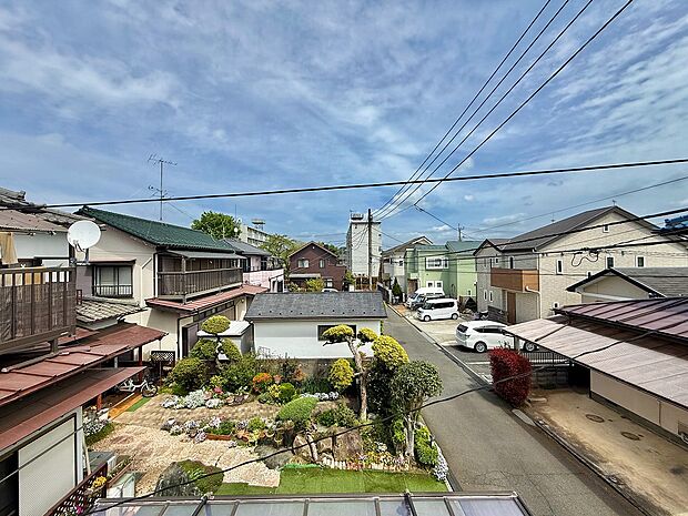 眺望の良いバルコニーからは、開放的な景色が楽しめます。日常の生活にひと息つける屋外スペースとして、住まいの魅力をさらに高めています。