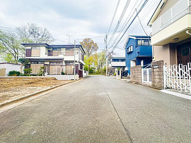 前面道路は約6mの広さがございます。車通りが少なく、車庫入れがスムーズに行えます。現地（2026年4月）撮影