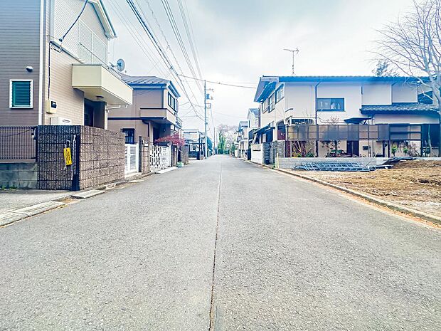 前面道路は車通りが少なく、静かな暮らしを守ってくれます。現地（2026年4月）撮影