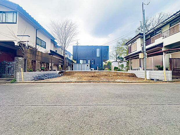 カースペースを2台分ご用意しております(車種による)。お仕事用とプライベート用を使い分けることができます。現地(2026年4月)撮影