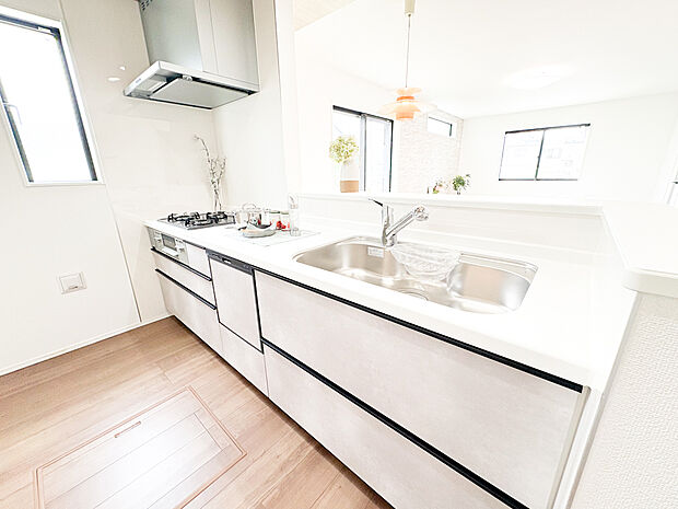 広々とした対面式システムキッチン。使いやすい動線と豊富な収納スペースで家事効率が上がり、リビングとつながる開放的な設計でだんらんを感じながら調理できます。