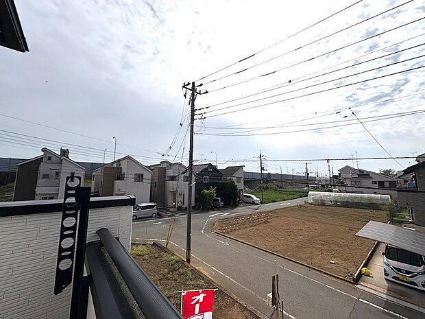 緑豊かな眺めが楽しめる住まい。自然の景色が日常に安らぎをもたらし、室内にいながら四季の移り変わりを感じられる心地よい環境です。