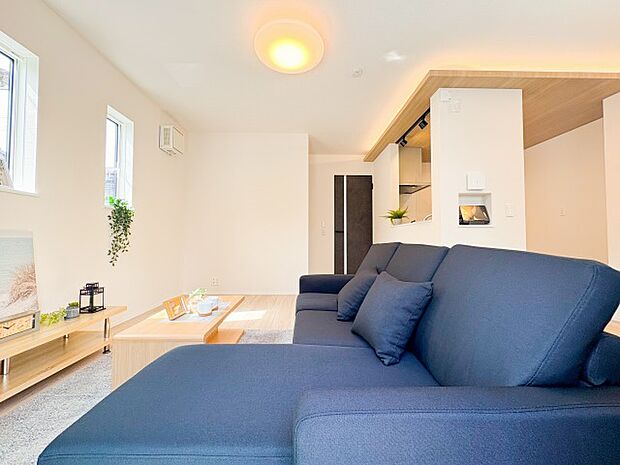 大切なゲストを自信を持ってお迎えできる、スタイリッシュなLDK。夜にはこだわりの照明が室内を優しく照らし、昼間とは異なる幻想的な表情を魅せてくれます。日々の暮らしに特別感を添える、気品ある住まい。