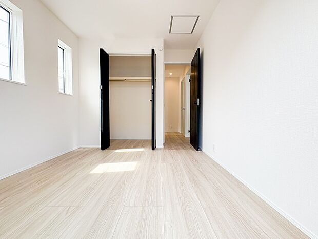 明るい木目の床材に、黒い建具が美しく映えるスタイリッシュな洋室。洗練されたコントラストが、室内を上質な空間へと昇華させています。ご自身の好みに合わせて、こだわりのインテリアを愉しみませんか。