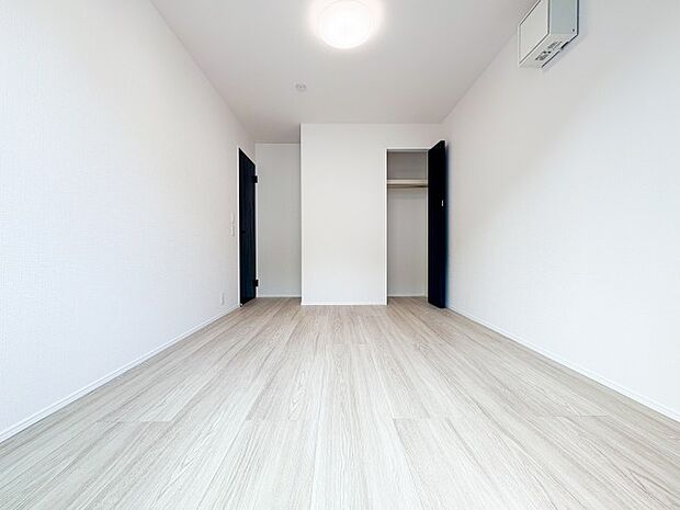 窓から差し込む自然光が心地よい、開放感あふれる住空間。白を基調とした壁面と明るいフロアが、お部屋全体をさらに広く、爽やかに見せてくれます。毎朝を清々しい気持ちで迎えられる、心地よいひとときを。