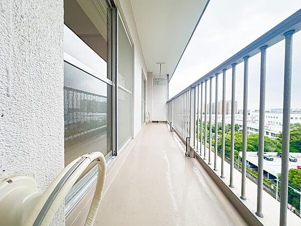 日当たり・風通しともに良好な、2部屋から出入りのできるワイドなバルコニースペースです。2026/7/27撮影