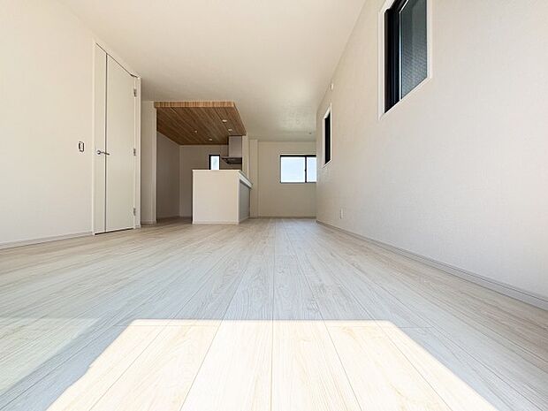 採光に配慮した広々としたリビング。大きな窓から差し込む自然光が空間を明るく包み、家族のだんらんをゆったりとお楽しみいただける居心地の良い空間が広がります。