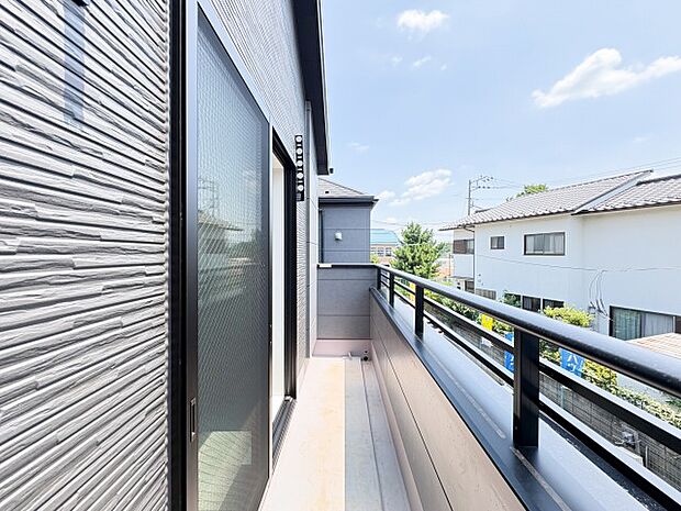 ゆとりある広さのバルコニーは、洗濯物がたっぷり干せるうれしい設備です。屋外の空気を感じながらくつろげるスペースとしても活用でき、生活の幅が広がります。