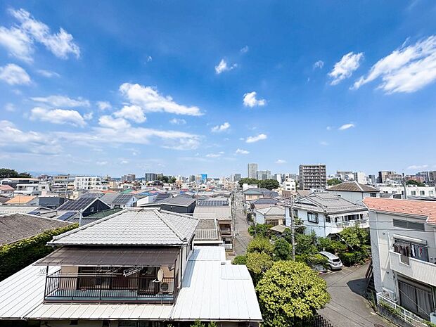 閑静な住宅街に位置するからこその落ち着いた眺望。窓の外に広がる穏やかな街並みが、日々の暮らしに静かな安らぎをもたらします。