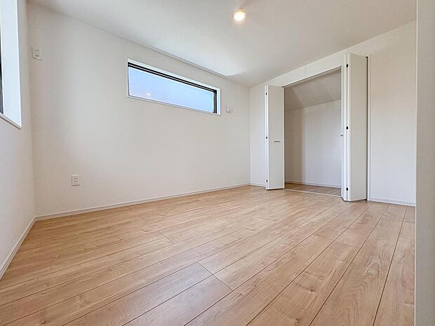 明るい光が心地よい、家族の成長を見守る洋室。お子様の遊び場や勉強部屋、ご夫婦の寝室としても活躍する多用途な空間です。