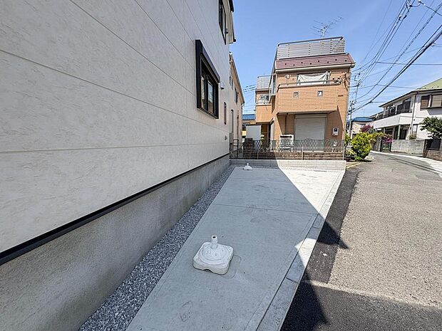 ゆとりのある駐車スペースは、お車の出し入れもスムーズで、来客時にも安心です。家族でのドライブや、お子様の送り迎えにも役立ちますね。