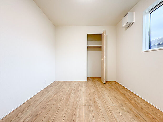 5.6帖のお部屋は、日当たり良好、風通しも良いためお子様部屋にいかがでしょうか。