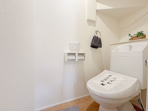 ウォシュレット付きのトイレは、白を基調としたデザインで統一されており、清潔感と感じさせます。