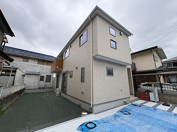 白を基調とした外観は、明るく清潔感のある印象を与え、上品で洗練された佇まいを演出しています。