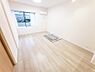 室内：形の綺麗なリビングはお好きな家具を配置しても、まだまだ余裕がありそうです。