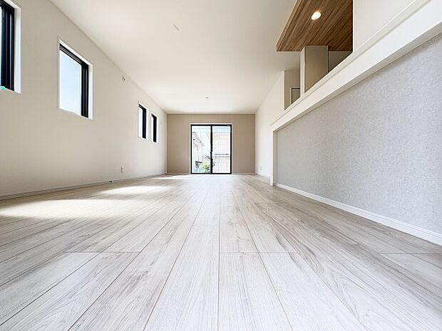 大きな窓を設けた採光重視のリビング。陽光が降り注ぐ明るい空間は、家族が一日中快適に過ごせる居心地の良い場所です。光に満ちた豊かな暮らしをお届けします。