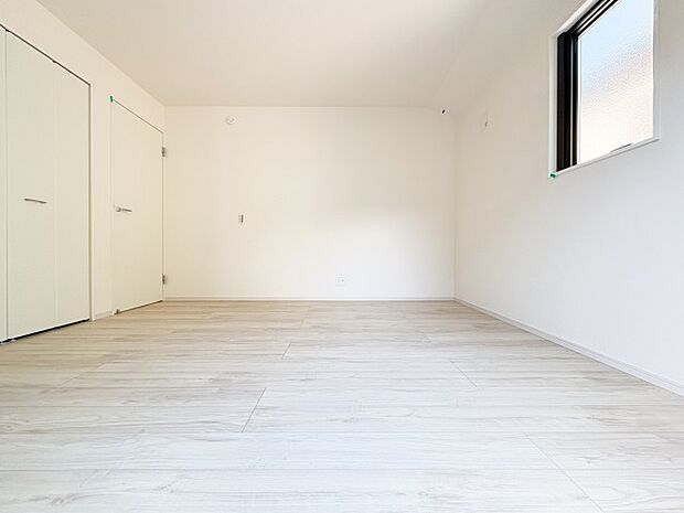 ゆとりある広さの居室は、家具の配置がしやすく使い勝手の良い空間です。採光も良好で、生活スタイルに合わせて自由にレイアウトできます。