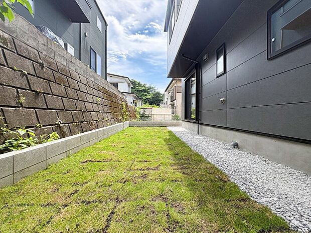 広々とした庭スペースは、お子様が遊ぶ場所や家庭菜園など多目的に活用できます。屋外での時間が豊かになる、戸建てならではの魅力的なスペースです。