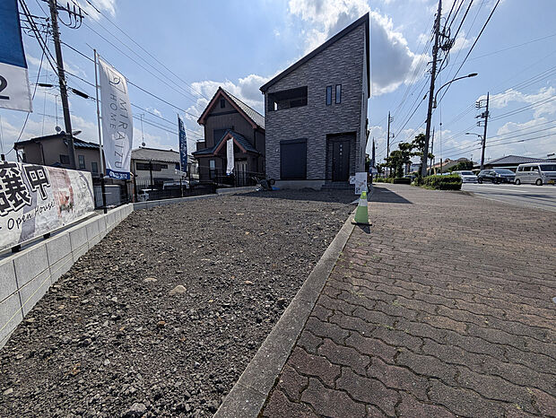 車を2台停めても余裕のある広々した駐車場です。