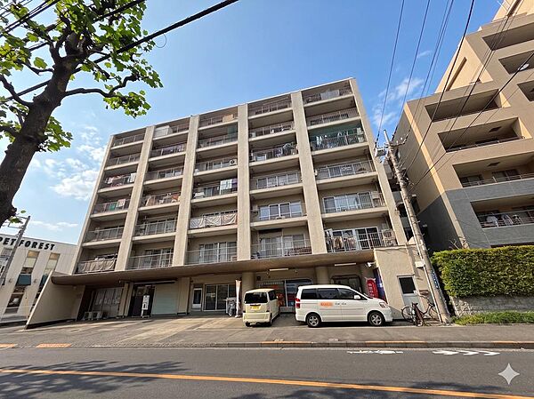 通学しやすい立地に位置する住まいです。お子様の毎日の通学が負担になりにくく、家族みんなが暮らしやすい住環境が整っています。