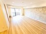 室内：一日を通して自然光が豊かに差し込むリビング。明るく清々しい空間は家族の笑顔があふれるだんらんの場として、豊かな毎日の暮らしを彩ります。