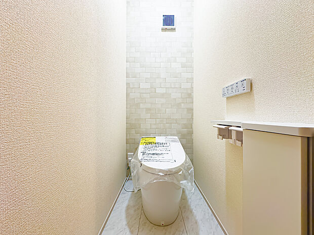 温水洗浄便座完備のトイレスペース。ついつい考え事をしてしまうほど落ち着く空間です。お手洗いは1階と2階の両階にございます。2026/7/30撮影