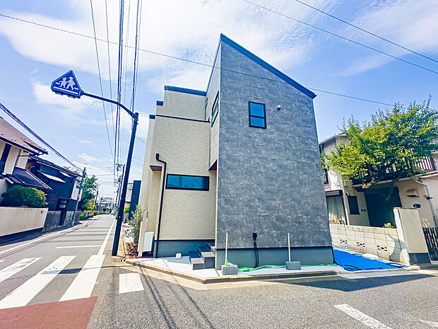 爽やかな印象の外観部分。シンプルイズベストの飽きのこないデザインです。ご内見も承ります。お気軽にお問い合わせください。2026/7/30撮影