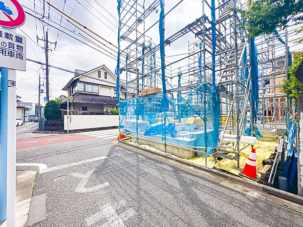周辺に建ち並ぶ邸宅も、それぞれに個性がありながらも全体的に瀟洒な雰囲気を醸し出している邸宅街の一角。2026/4/25撮影
