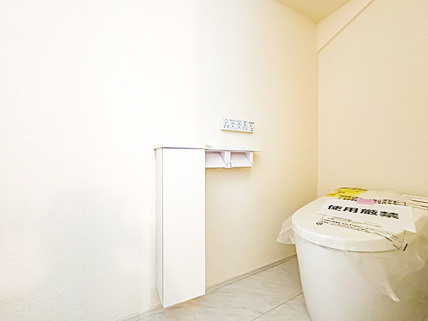 温水洗浄便座完備のトイレスペース。ついつい考え事をしてしまうほど落ち着く空間です。お手洗いは1階と2階の両階にございます。2026/7/30撮影