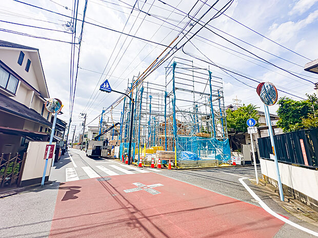周辺に建ち並ぶ邸宅も、それぞれに個性がありながらも全体的に瀟洒な雰囲気を醸し出している邸宅街の一角。2026/4/25撮影