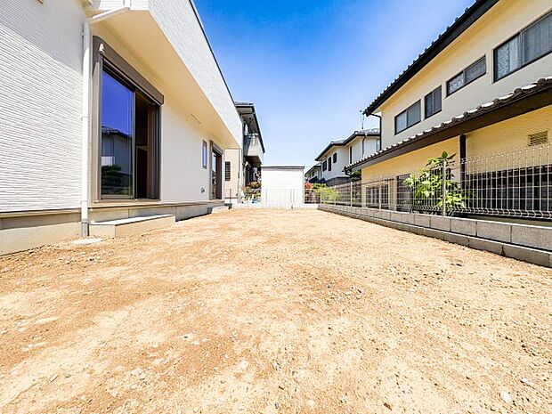 広大な敷地は、人工芝を敷いたりウッドデッキを設置したりと、自分好みにカスタマイズする楽しみが広がります。隣地との距離もしっかり確保されており、プライバシーを守りながら屋外でのひとときを満喫できる設計。